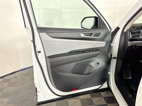 Certified 2024 Volkswagen Atlas Peak Edition SE AWD/4WD image 11