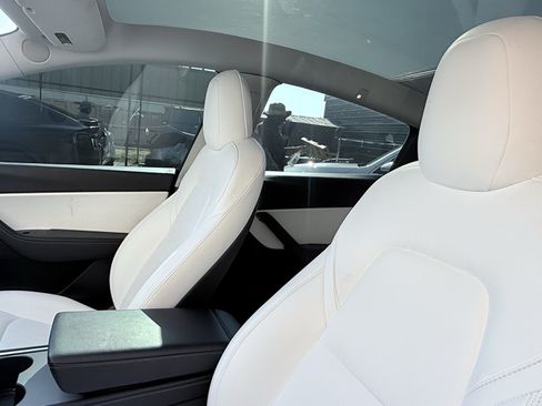 Used 2022 Tesla Model Y Long Range AWD/4WD image 5