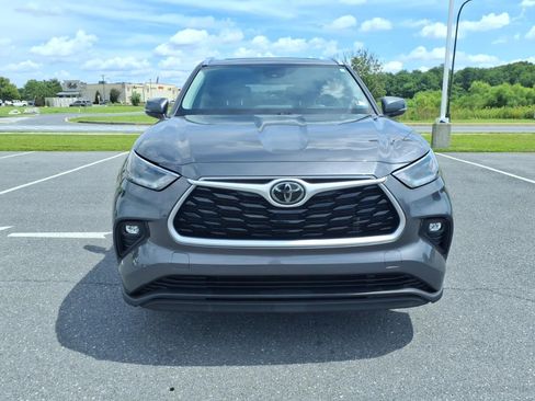 Used 2021 Toyota Highlander XLE AWD/4WD image 2