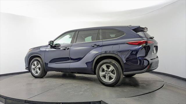 Used 2023 Toyota Highlander LE FWD image 6
