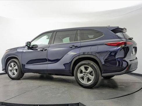 Used 2023 Toyota Highlander LE FWD image 6