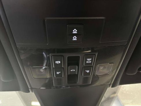 Used 2023 Volkswagen Tiguan SE R-Line image 32