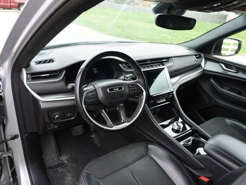 Used 2023 Jeep Grand Cherokee L Laredo image 3