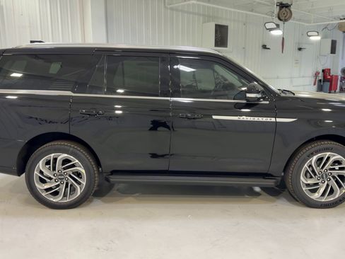 New 2026 Lincoln Navigator Premiere AWD/4WD image 2