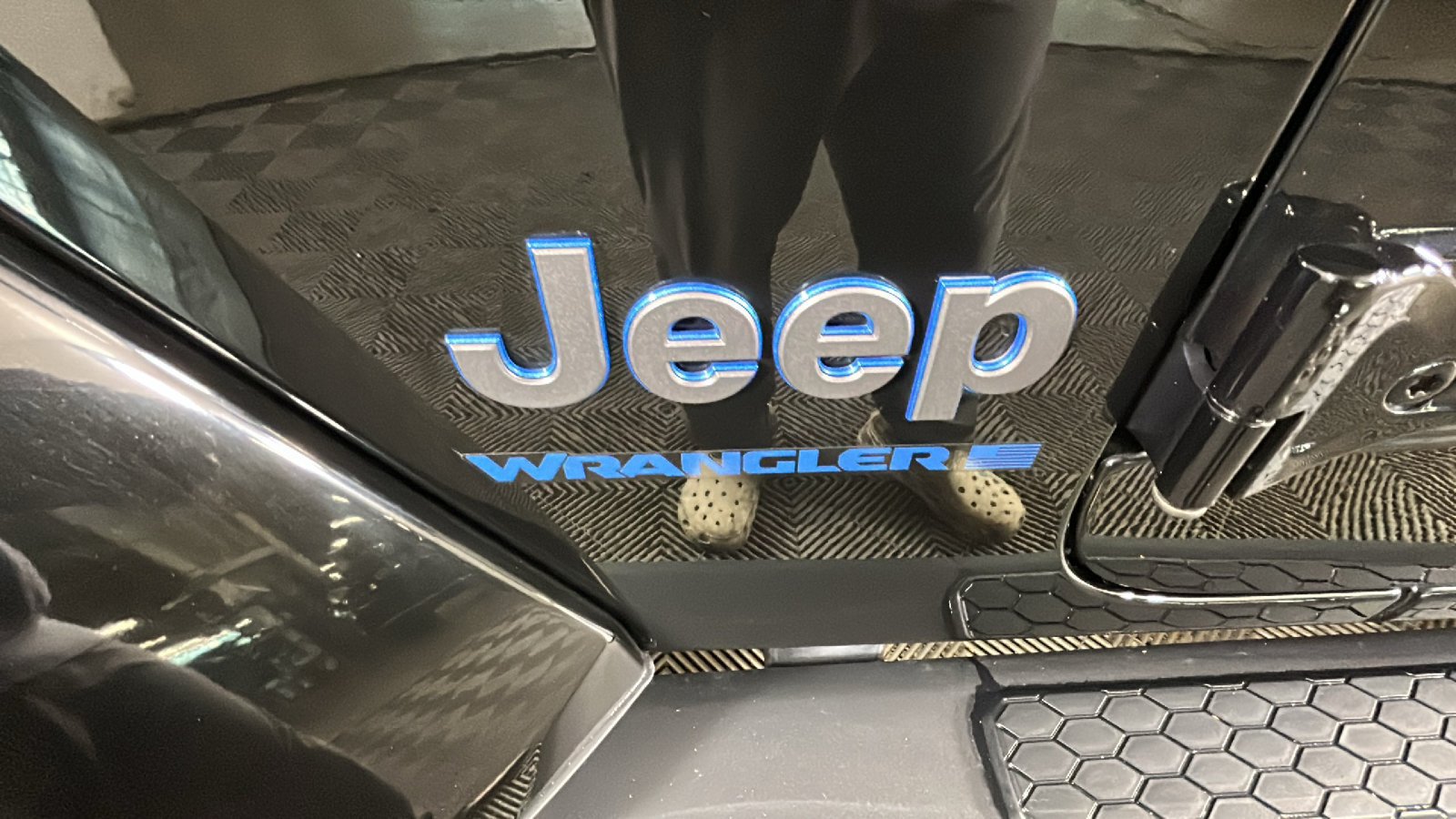 Used 2024 Jeep Wrangler Unlimited w/ Convenience Group AWD/4WD image 11