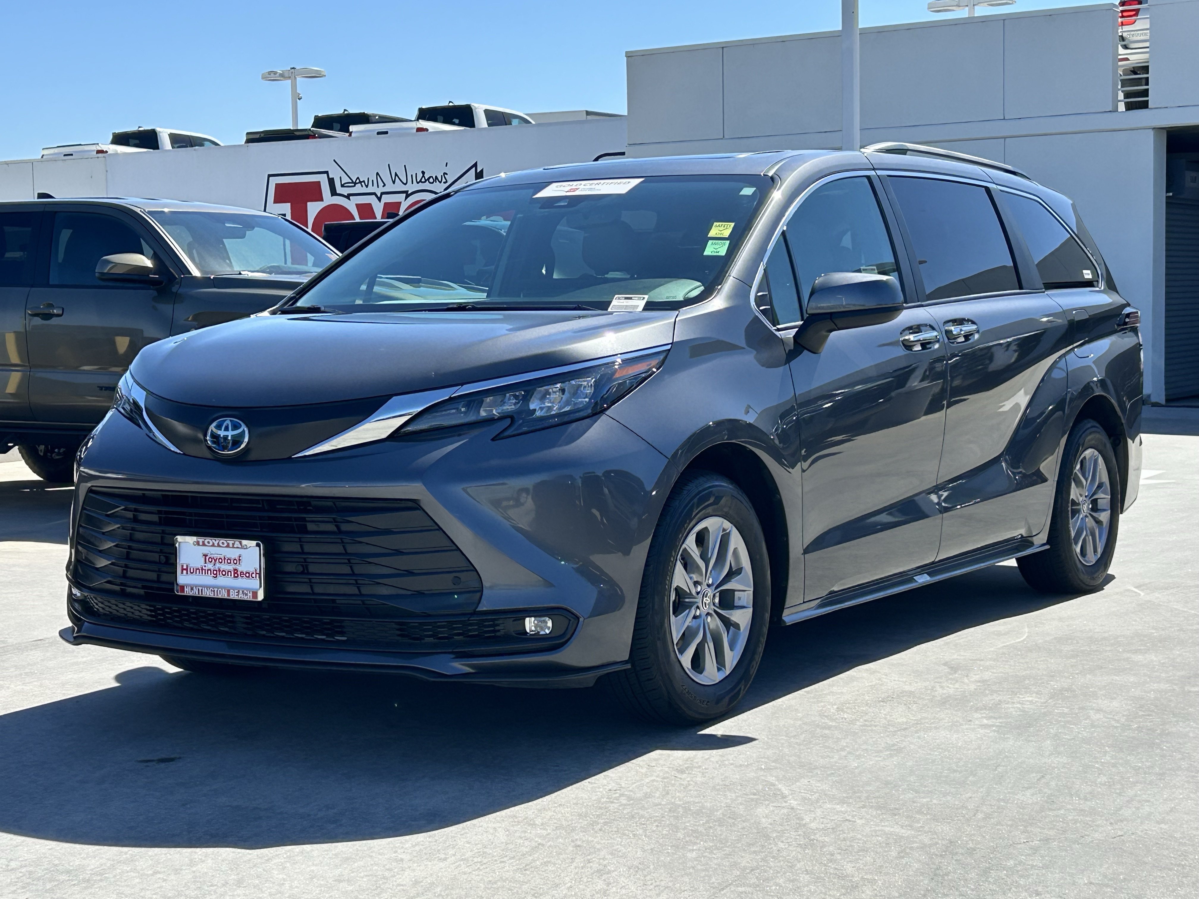 Certified 2025 Toyota Sienna XLE FWD image 6