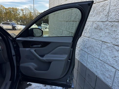 Used 2017 Jaguar F-PACE R-Sport image 37