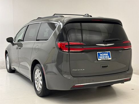 Used 2022 Chrysler Pacifica Touring-L image 8