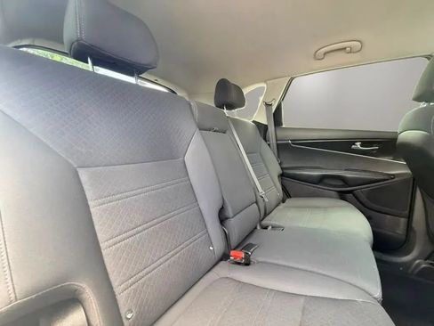 Used 2018 Kia Sorento FWD image 12