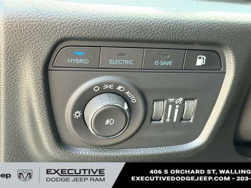 Used 2023 Jeep Grand Cherokee Trailhawk w/ Luxury Tech Group III AWD/4WD image 13