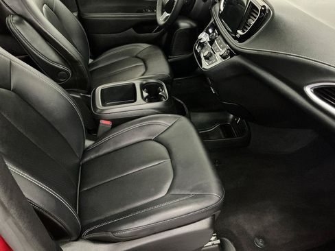 Used 2025 Chrysler Pacifica Select AWD/4WD image 16