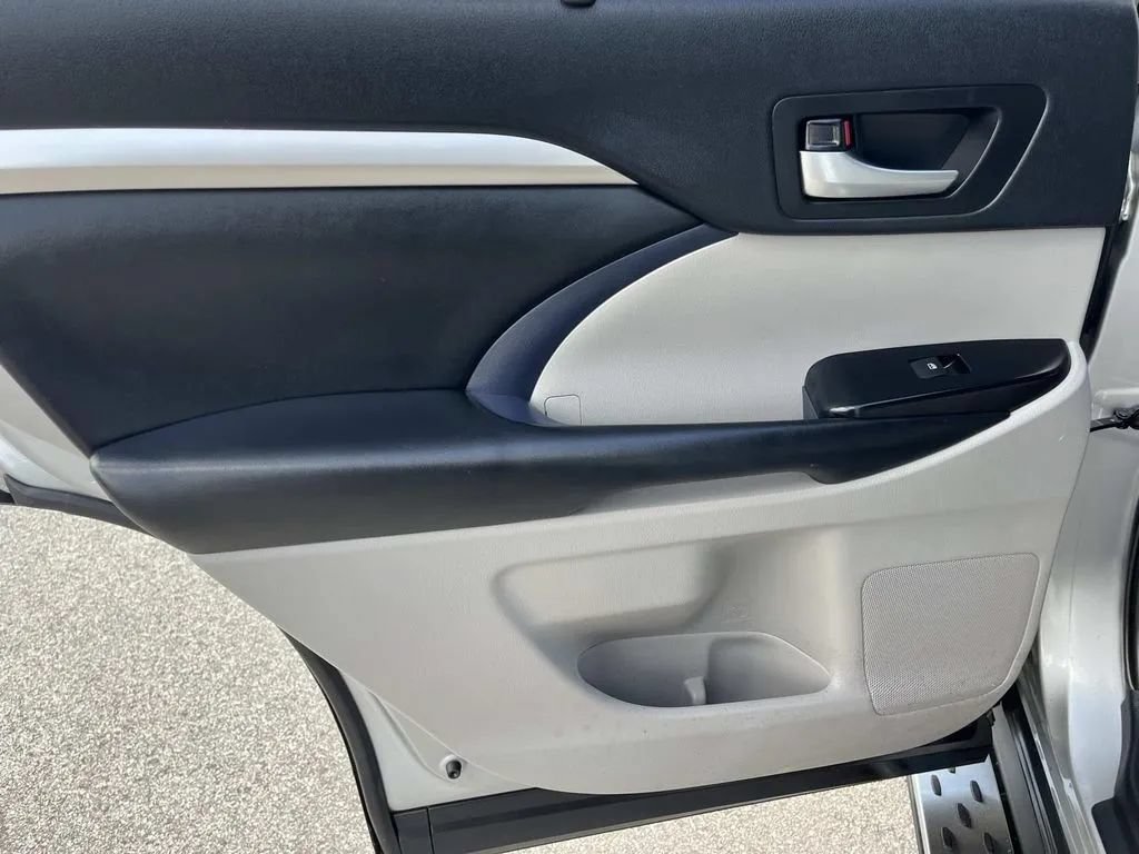 Used 2019 Toyota Highlander XLE AWD/4WD image 21