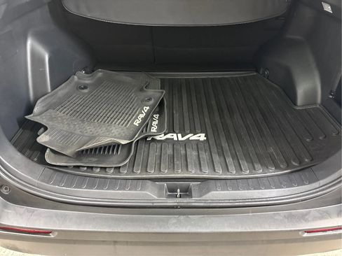 Used 2020 Toyota RAV4 XLE w/ Convenience Package image 16