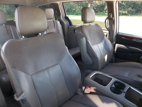 Used 2012 Chrysler Town & Country Limited image 18
