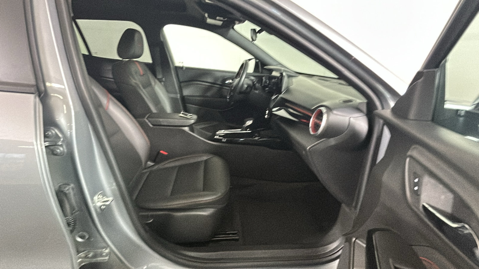 Used 2024 Chevrolet Trax RS w/ Sunroof Package FWD image 36
