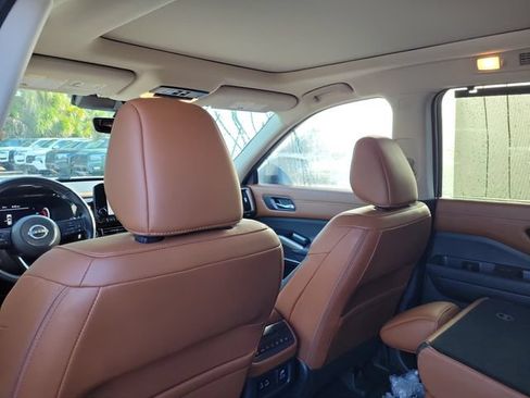 Used 2023 Nissan Pathfinder Platinum w/ Cargo Package AWD/4WD image 13