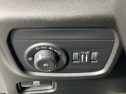 Used 2022 Jeep Grand Cherokee Overland w/ Luxury Tech Group IV AWD/4WD image 10
