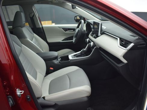 Used 2023 Toyota RAV4 XLE Premium image 10