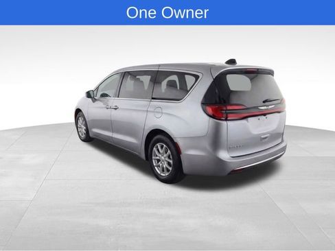 Used 2024 Chrysler Pacifica Touring-L FWD image 4