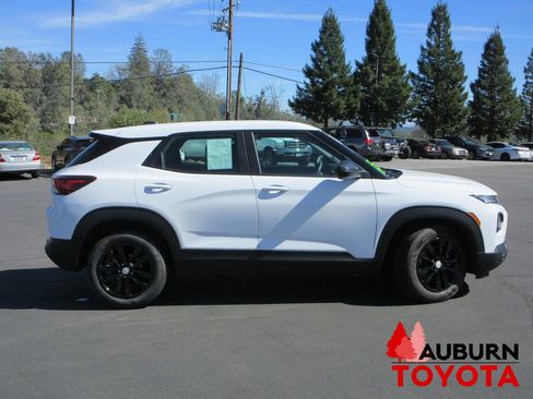 Used 2022 Chevrolet TrailBlazer LS image 2