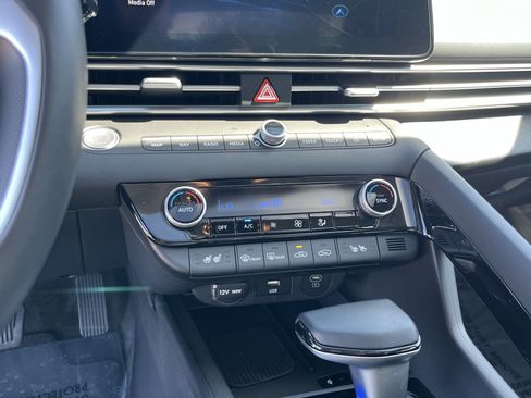Certified 2025 Hyundai Elantra Limited FWD image 23
