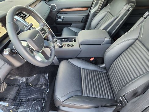 Certified 2025 Land Rover Discovery S image 14