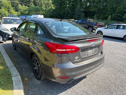 Used 2016 Ford Focus SE w/ SE Sport Package FWD image 5