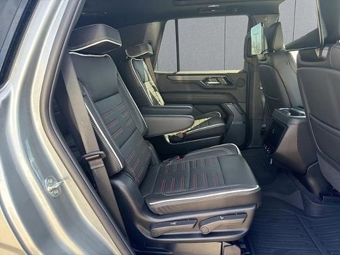 Used 2025 GMC Yukon AT4 Ultimate w/ LPO, Illumination Package AWD/4WD image 18