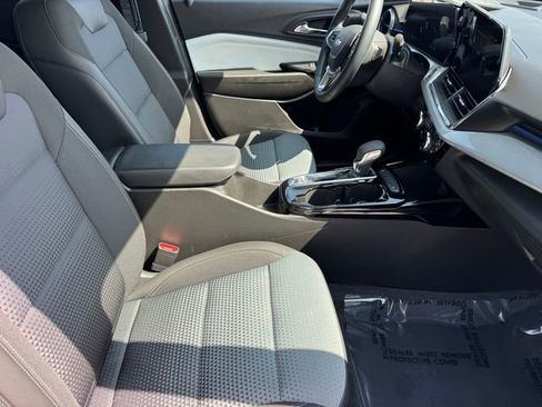 Certified 2025 Chevrolet Trax LT w/ LT Convenience Package image 8