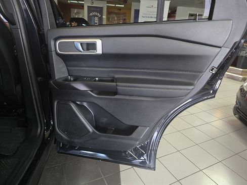 Used 2020 Ford Explorer XLT w/ Equipment Group 202A AWD/4WD image 17
