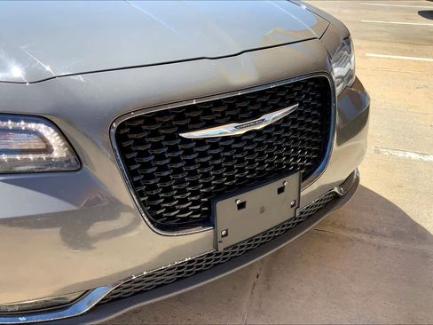 Used 2019 Chrysler 300 S image 32
