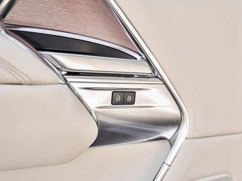 Used 2024 Land Rover Range Rover Long Wheelbase SE image 32