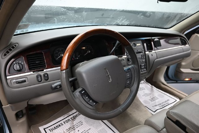 Used 2010 Lincoln Town Car Signature Limited RWD image 16