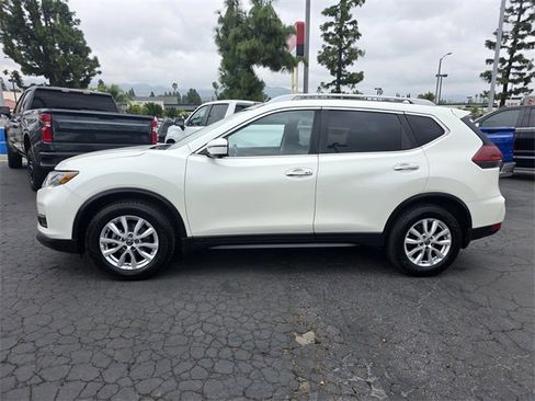 Used 2018 Nissan Rogue SV w/ Premium Package image 4