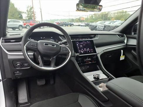 New 2025 Jeep Grand Cherokee L Altitude image 12