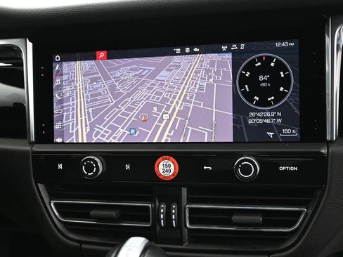 Certified 2025 Porsche Macan image 32