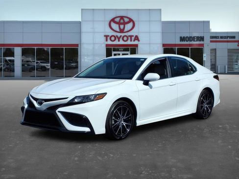 Certified 2023 Toyota Camry SE image 1