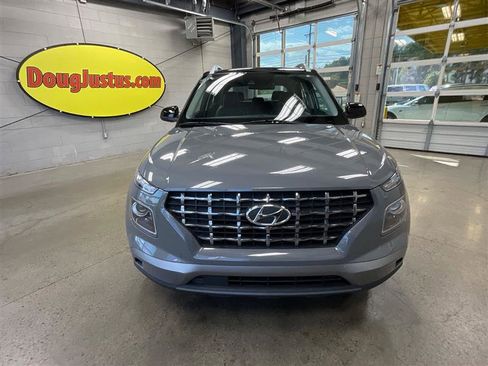Used 2022 Hyundai Venue Limited FWD image 8