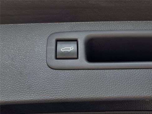 Used 2021 Toyota Highlander XLE FWD image 30