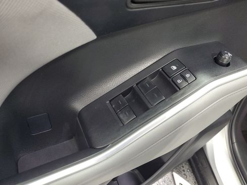 Used 2023 Toyota Highlander LE FWD image 22