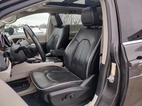Used 2021 Chrysler Pacifica Limited w/ Uconnect Theater Family Group image 2