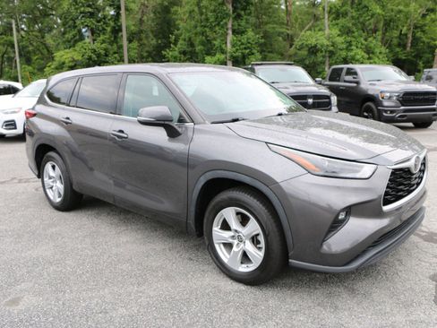 Used 2022 Toyota Highlander LE FWD image 10