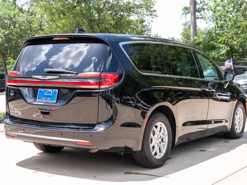 Used 2024 Chrysler Pacifica Touring-L FWD image 5