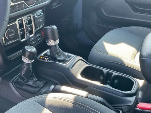 Used 2024 Jeep Gladiator Sport image 19