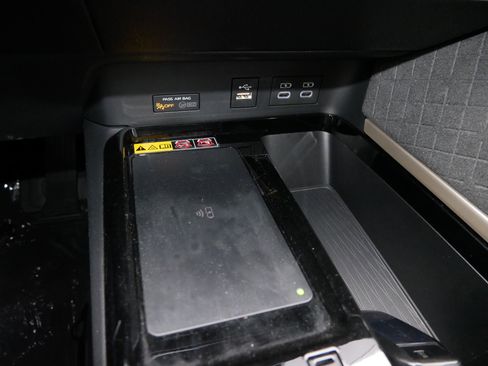 Used 2025 Toyota Camry XLE image 32