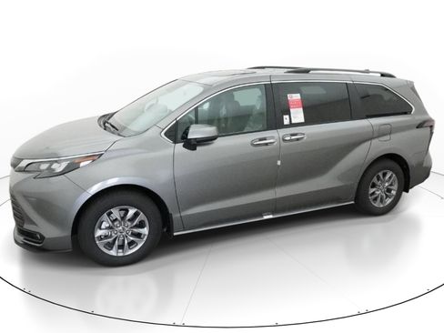 New 2026 Toyota Sienna XLE FWD image 2