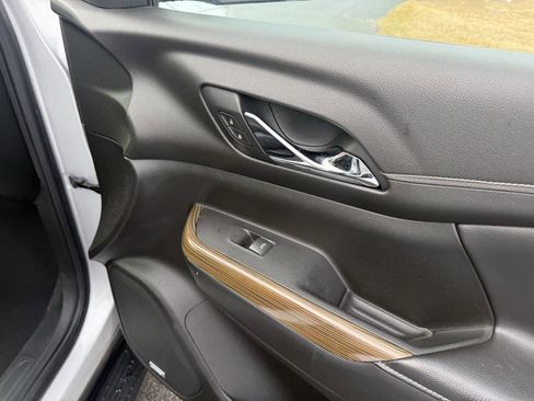 Used 2019 GMC Acadia SLE image 32