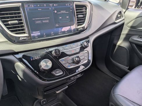 Used 2025 Chrysler Pacifica Select image 20