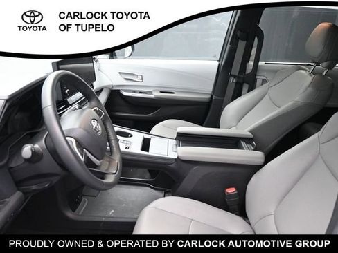 Used 2025 Toyota Sienna XLE image 10