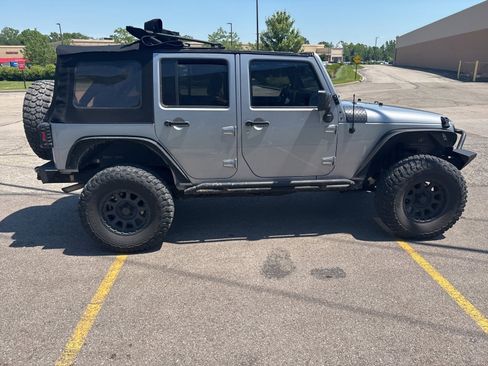 Used 2015 Jeep Wrangler Unlimited Sahara w/ Connectivity Group AWD/4WD image 15